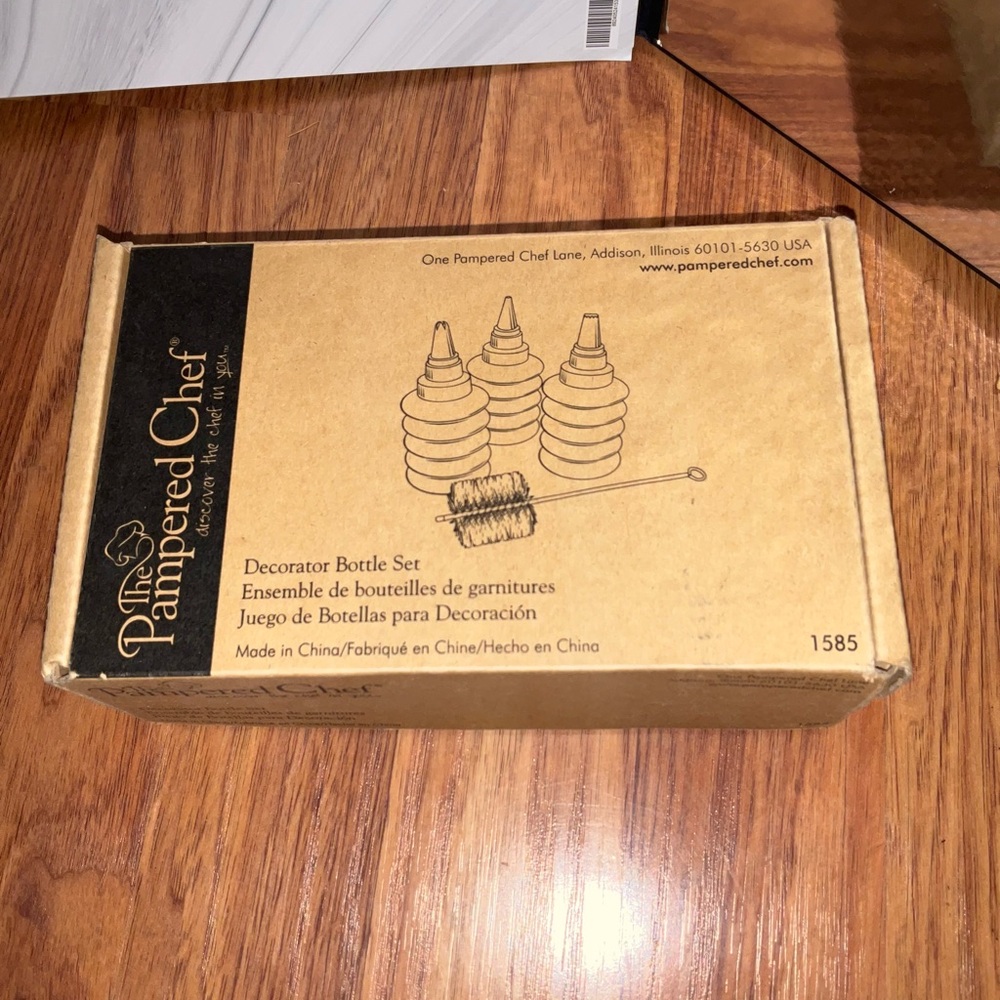Pampered Chef Decorator Bottle Set